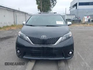 2013 Toyota Sienna SE z VIN 5TDXK3DC3DS405075, wystawiony jako IAAI lot #42127766 z przebiegiem 74 110 mil mil oraz . Historia ofert i sprzedaży dostępna na DreamBid. Obrazek 13.