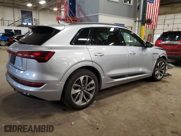 2021 Audi e-tron Premium Plus z VIN WA1LAAGE8MB015982, wystawiony jako Copart lot #47356315 z przebiegiem 43 618 mil mil oraz Nie do naprawy • Non repairable. Historia ofert i sprzedaży dostępna na DreamBid. Obrazek 3.