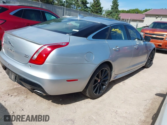 2016 Jaguar XJ R-Sport z VIN SAJWA1C7XG8W02813, wystawiony jako IAAI lot #42508758 z przebiegiem 102 919 mil mil oraz . Historia ofert i sprzedaży dostępna na DreamBid. Obrazek 4.
