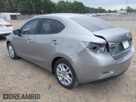 2016 Scion iA z VIN 3MYDLBZV5GY144289, wystawiony jako IAAI lot #42247688 z przebiegiem 107 958 mil mil oraz . Historia ofert i sprzedaży dostępna na DreamBid. Obrazek 3.