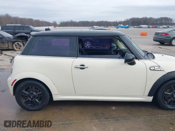 2011 MINI Hardtop z VIN WMWSU3C52BT092653, wystawiony jako IAAI lot #41788535 z przebiegiem 161 510 mil mil oraz . Historia ofert i sprzedaży dostępna na DreamBid. Obrazek 13.