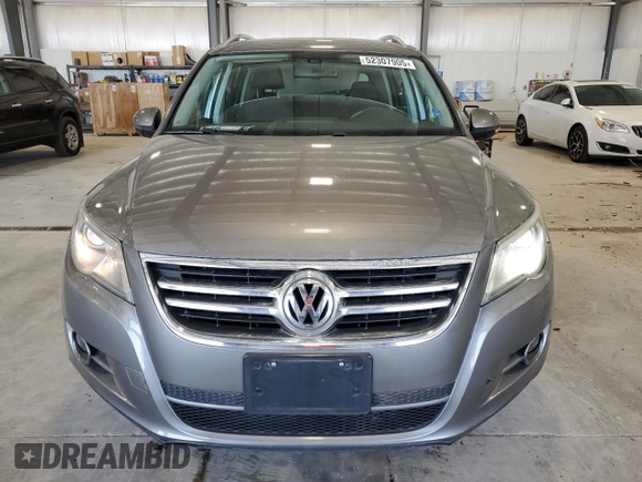 2011 Volkswagen Tiguan SEL z VIN WVGBV7AXXBW559663, wystawiony jako Copart lot #52307905 z przebiegiem 125 263 mil mil oraz Szkoda całkowita • Salvage title. Historia ofert i sprzedaży dostępna na DreamBid. Obrazek 5.