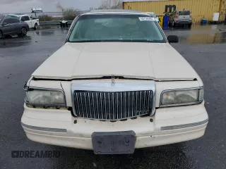 1995 Lincoln Town Car Cartier z VIN 1LNLM83W2SY603452, wystawiony jako Copart lot #55756595 z przebiegiem 243 394 mil mil oraz Szkody całkowita. Historia ofert i sprzedaży dostępna na DreamBid. Obrazek 5.