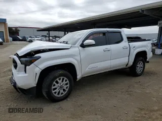 2024 Toyota Tacoma SR5 z VIN 3TMLB5JN5RM014257, wystawiony jako Copart lot #47644705 z przebiegiem 17 378 mil mil oraz Szkoda całkowita • Salvage title. Historia ofert i sprzedaży dostępna na DreamBid. Obrazek 1.