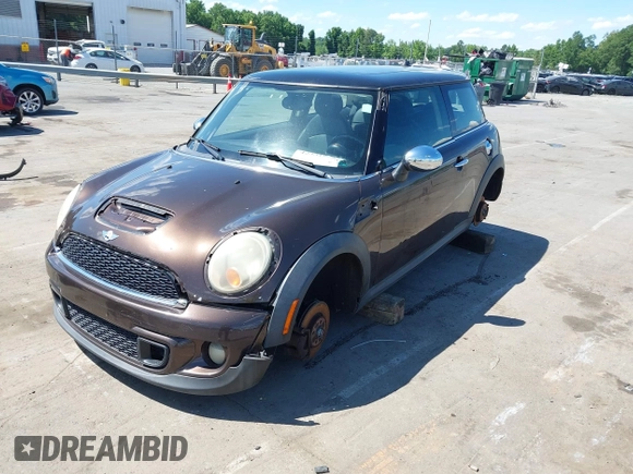 2011 MINI Hardtop S z VIN WMWSV3C52BTY15379, wystawiony jako IAAI lot #42331928 z przebiegiem 121 187 mil mil oraz . Historia ofert i sprzedaży dostępna na DreamBid. Obrazek 2.