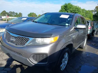 2012 Kia Sorento LX z VIN 5XYKT3A19CG231096, wystawiony jako IAAI lot #42193607 z przebiegiem 200 899 mil mil oraz . Historia ofert i sprzedaży dostępna na DreamBid. Obrazek 2.