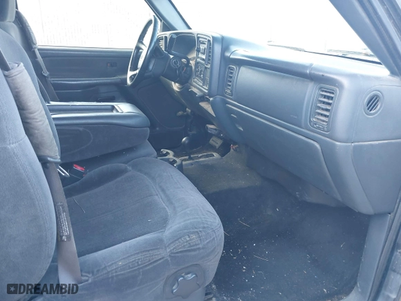 2002 Chevrolet Silverado 1500 LS with VIN 1GCEK19T52E222526, listed as a IAAI auction lot 41915841 with 200,786 mi miles. Bid and sale history available at carsss.com. Image 5.
