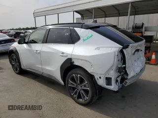 2023 Subaru Solterra Premium z VIN JTMABABA2PA003481, wystawiony jako Copart lot #77875784 z przebiegiem 8 522 mil mil oraz Szkoda całkowita • Salvage title. Historia ofert i sprzedaży dostępna na DreamBid. Obrazek 2.