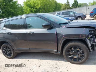 2023 Jeep Compass Latitude z VIN 3C4NJDBNXPT520349, wystawiony jako IAAI lot #42393852 z przebiegiem 45 340 mil mil oraz . Historia ofert i sprzedaży dostępna na DreamBid. Obrazek 13.