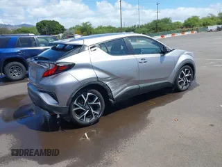 2018 Toyota C-HR XLE z VIN NMTKHMBX5JR009504, wystawiony jako IAAI lot #41776136 z przebiegiem 63 795 mil mil oraz . Historia ofert i sprzedaży dostępna na DreamBid. Obrazek 4.