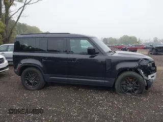 2022 Land Rover Defender SE z VIN SALEPERU2N2088316, wystawiony jako IAAI lot #42151109 z przebiegiem 26 438 mil mil oraz . Historia ofert i sprzedaży dostępna na DreamBid. Obrazek 13.