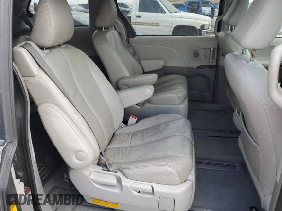 2013 Toyota Sienna XLE z VIN 5TDDK3DC8DS069085, wystawiony jako Copart lot #62768235 z przebiegiem 140 242 mil mil oraz Szkoda całkowita • Salvage title. Historia ofert i sprzedaży dostępna na DreamBid. Obrazek 11.