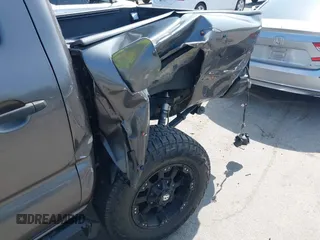 2013 Toyota Tacoma PreRunner z VIN 5TFJX4GN2DX018800, wystawiony jako IAAI lot #42304447 z przebiegiem 188 409 mil mil oraz . Historia ofert i sprzedaży dostępna na DreamBid. Obrazek 6.
