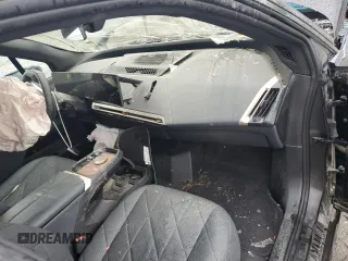 2023 BMW iX xDrive50 z VIN WB523CF00PCL83127, wystawiony jako Copart lot #49927914 z przebiegiem Nie podano mil oraz . Historia ofert i sprzedaży dostępna na DreamBid. Obrazek 8.
