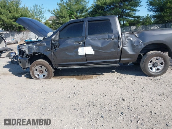 2018 Ram 2500 Tradesman z VIN 3C6UR5CL1JG390282, wystawiony jako IAAI lot #42133001 z przebiegiem 256 087 mil mil oraz . Historia ofert i sprzedaży dostępna na DreamBid. Obrazek 6.