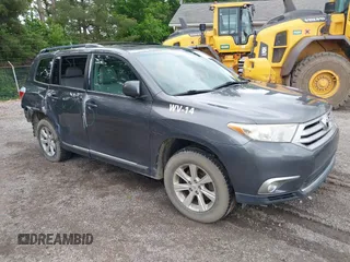 2011 Toyota Highlander z VIN 5TDBK3EH3BS085242, wystawiony jako IAAI lot #42325191 z przebiegiem 200 001 mil mil oraz . Historia ofert i sprzedaży dostępna na DreamBid. Obrazek 1.