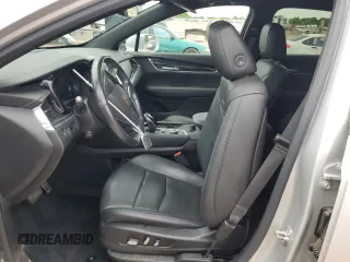 2020 Cadillac XT5 Premium Luxury FWD z VIN 1GYKNCRS1LZ191485, wystawiony jako Copart lot #54657525 z przebiegiem Nie podano mil oraz Szkoda całkowita • Salvage title. Historia ofert i sprzedaży dostępna na DreamBid. Obrazek 7.