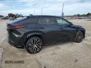 2023 Lexus RZ 450e Premium z VIN JTJAAAAB4PA005937, wystawiony jako Copart lot #39939654 z przebiegiem 6136 mil mil oraz . Historia ofert i sprzedaży dostępna na DreamBid. Obrazek 3.