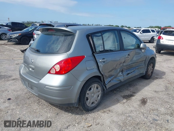 2011 Nissan Versa SL z VIN 3N1BC1CP3BL402120, wystawiony jako IAAI lot #42006620 z przebiegiem 147 023 mil mil oraz . Historia ofert i sprzedaży dostępna na DreamBid. Obrazek 4.