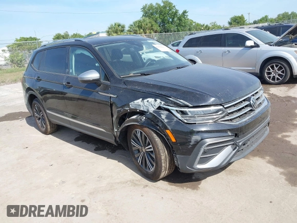 2024 Volkswagen Tiguan Wolfsburg Edition z VIN 3VV6B7AX1RM215178, wystawiony jako IAAI lot #42080886 z przebiegiem 6 914 mil mil oraz . Historia ofert i sprzedaży dostępna na DreamBid. Obrazek 1.