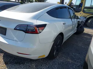 2021 Tesla Model 3 Standard Range Plus z VIN 5YJ3E1EA8MF100456, wystawiony jako IAAI lot #42100840 z przebiegiem 64 389 mil mil oraz . Historia ofert i sprzedaży dostępna na DreamBid. Obrazek 4.