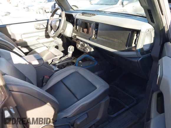 2023 Ford Bronco с VIN 1FMDE5CH4PLB60825, выставлен на аукционе IAAI как лот 41492285 с пробегом 10 017 миль миль и . История ставок и продаж доступна на DreamBid. Изображение 5.