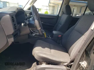 2008 Jeep Commander Sport z VIN 1J8HG48K38C180234, wystawiony jako Copart lot #55959325 z przebiegiem 198 459 mil mil oraz Szkoda całkowita • Salvage title. Historia ofert i sprzedaży dostępna na DreamBid. Obrazek 7.