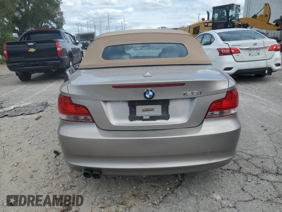 2009 BMW 1 Series 128i z VIN WBAUL73539VJ76952, wystawiony jako Copart lot #76992254 z przebiegiem Nie podano mil oraz Szkody całkowita. Historia ofert i sprzedaży dostępna na DreamBid. Obrazek 6.