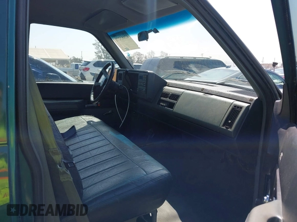 1990 Chevrolet Silverado 2500 z VIN 1GCFK24K6LZ159200, wystawiony jako IAAI lot #42083271 z przebiegiem 189 288 mil mil oraz . Historia ofert i sprzedaży dostępna na DreamBid. Obrazek 5.