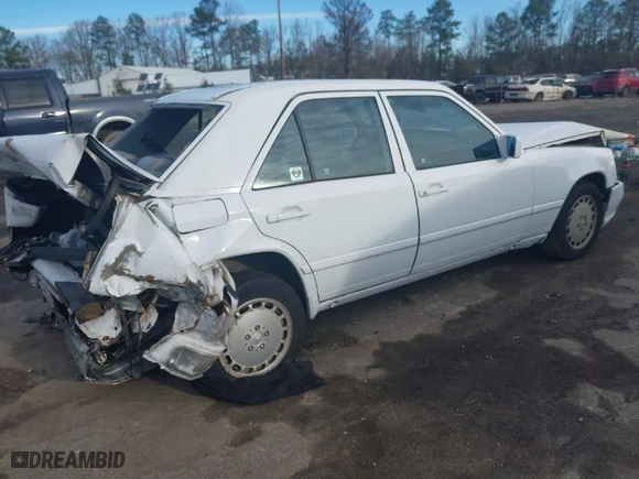 1988 Mercedes-Benz 300 Series 300E with VIN WDBEA30D1JA575693, listed as a IAAI auction lot 41869752 with 194,340 mi miles. Bid and sale history available at carsss.com. Image 4.