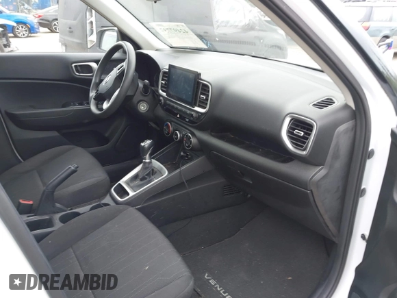 2020 Hyundai Venue SE z VIN KMHRB8A32LU028416, wystawiony jako IAAI lot #42497737 z przebiegiem 56 011 mil mil oraz . Historia ofert i sprzedaży dostępna na DreamBid. Obrazek 5.