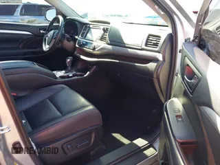 2019 Toyota Highlander SE z VIN 5TDJZRFH4KS580932, wystawiony jako IAAI lot #42250414 z przebiegiem 52 437 mil mil oraz . Historia ofert i sprzedaży dostępna na DreamBid. Obrazek 5.