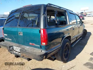 1996 GMC Suburban with VIN 1GKFK16R3TJ703465, listed as a IAAI auction lot 41325441 with 271,871 mi miles. Bid and sale history available at carsss.com. Image 4.
