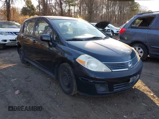 2007 Nissan Versa SL z VIN 3N1BC13E97L362227, wystawiony jako IAAI lot #41283576 z przebiegiem 162 685 mil mil oraz . Historia ofert i sprzedaży dostępna na DreamBid. Obrazek 1.