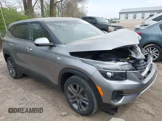 2021 Kia Seltos LX z VIN KNDEPCAA8M7104890, wystawiony jako IAAI lot #42059596 z przebiegiem 44 587 mil mil oraz . Historia ofert i sprzedaży dostępna na DreamBid. Obrazek 1.