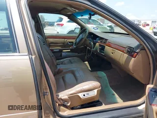 1999 Cadillac DeVille z VIN 1G6KD54Y2XU788781, wystawiony jako IAAI lot #42390531 z przebiegiem 180 328 mil mil oraz . Historia ofert i sprzedaży dostępna na DreamBid. Obrazek 5.