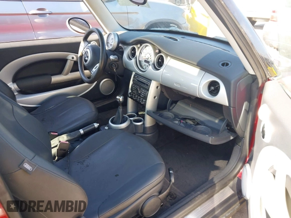 2003 MINI Hardtop z VIN WMWRC33423TC41611, wystawiony jako IAAI lot #41372223 z przebiegiem 164 522 mil mil oraz . Historia ofert i sprzedaży dostępna na DreamBid. Obrazek 5.