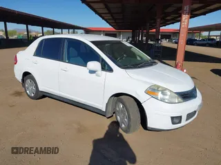 2010 Nissan Versa S z VIN 3N1BC1AP9AL410658, wystawiony jako IAAI lot #42236702 z przebiegiem 199 287 mil mil oraz . Historia ofert i sprzedaży dostępna na DreamBid. Obrazek 1.