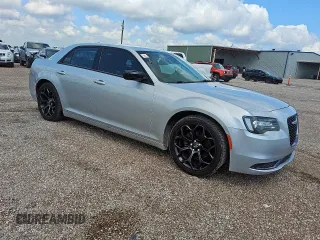 2019 Chrysler 300 Touring z VIN 2C3CCAAG9KH733284, wystawiony jako Copart lot #55454485 z przebiegiem Nie podano mil oraz Tytuł czysty. Historia ofert i sprzedaży dostępna na DreamBid. Obrazek 4.