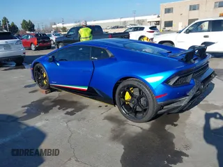 2019 Lamborghini Huracan z VIN ZHWUD4ZF8KLA11733, wystawiony jako IAAI lot #41433768 z przebiegiem 11 736 mil mil oraz . Historia ofert i sprzedaży dostępna na DreamBid. Obrazek 3.