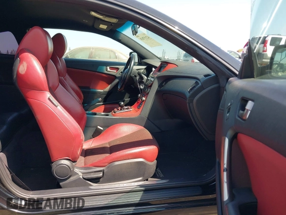 2013 Hyundai Genesis Coupe Track z VIN KMHHU6KJXDU113335, wystawiony jako IAAI lot #42157838 z przebiegiem 128 366 mil mil oraz . Historia ofert i sprzedaży dostępna na DreamBid. Obrazek 5.