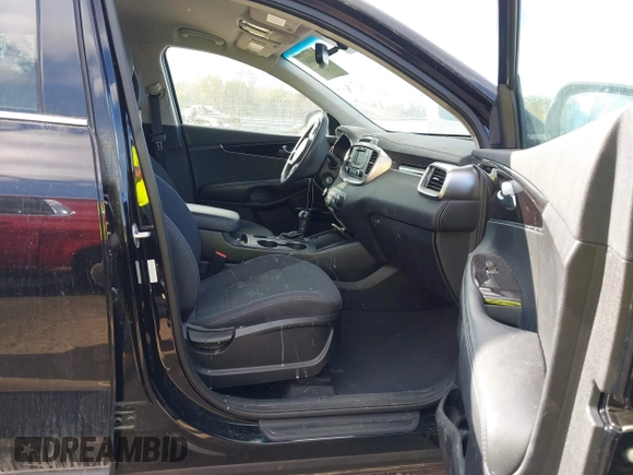 2018 Kia Sorento LX with VIN 5XYPG4A32JG350672, listed as a IAAI auction lot 40830917 with 82,437 mi miles. Bid and sale history available at carsss.com. Image 5.