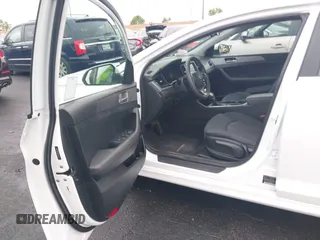2018 Hyundai Sonata SE z VIN 5NPE24AF8JH693284, wystawiony jako IAAI lot #42184788 z przebiegiem 90 562 mil mil oraz . Historia ofert i sprzedaży dostępna na DreamBid. Obrazek 5.