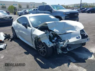2023 Toyota 86 z VIN JF1ZNBC13P8762393, wystawiony jako IAAI lot #42202061 z przebiegiem 9 870 mil mil oraz . Historia ofert i sprzedaży dostępna na DreamBid. Obrazek 1.
