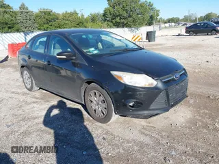2013 Ford Focus SE z VIN 1FADP3F2XDL280298, wystawiony jako IAAI lot #40493858 z przebiegiem 126 051 mil mil oraz . Historia ofert i sprzedaży dostępna na DreamBid. Obrazek 1.