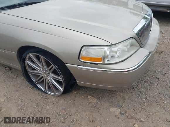 2003 Lincoln Town Car Signature z VIN 1LNHM82W73Y645995, wystawiony jako IAAI lot #41958634 z przebiegiem 172 960 mil mil oraz . Historia ofert i sprzedaży dostępna na DreamBid. Obrazek 6.