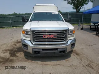 2015 GMC Sierra 2500HD z VIN 1GT01XE89FZ124325, wystawiony jako Copart lot #60473645 z przebiegiem 283 077 mil mil oraz Czysty tytuł • Clean title. Historia ofert i sprzedaży dostępna na DreamBid. Obrazek 5.