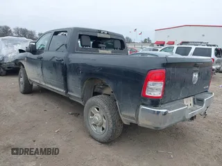 2023 Ram 2500 Tradesman z VIN 3C6UR5CL0PG614831, wystawiony jako IAAI lot #41367939 z przebiegiem 70 439 mil mil oraz . Historia ofert i sprzedaży dostępna na DreamBid. Obrazek 3.