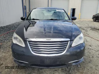 2011 Chrysler 200 Touring z VIN 1C3BC1FG6BN502855, wystawiony jako Copart lot #54063735 z przebiegiem 110 580 mil mil oraz Czysty tytuł • Clean title. Historia ofert i sprzedaży dostępna na DreamBid. Obrazek 5.