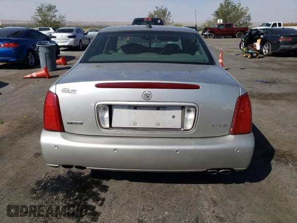 2004 Cadillac DeVille DTS z VIN 1G6KF57994U203706, wystawiony jako Copart lot #76278324 z przebiegiem 203 709 mil mil oraz Szkoda całkowita • Salvage title. Historia ofert i sprzedaży dostępna na DreamBid. Obrazek 6.